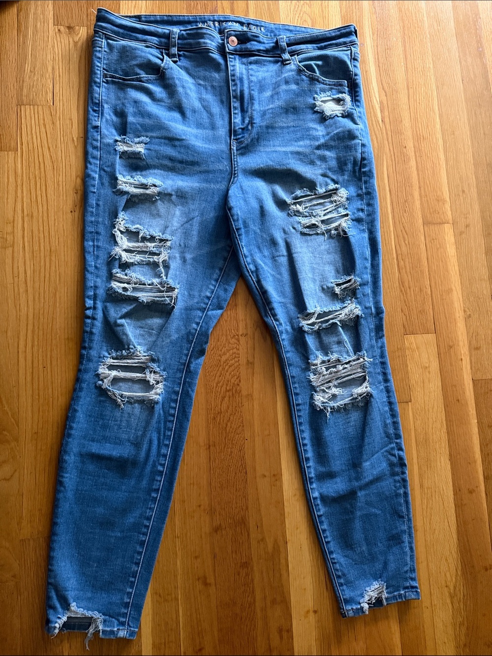 American Eagle Super Hi-Rise Distressed Jegging